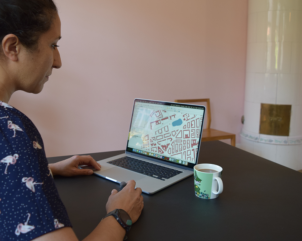 Foto af Maria indehaver af grafisk plan, der er ved at udarbejde et skræddersyet kort på computeren